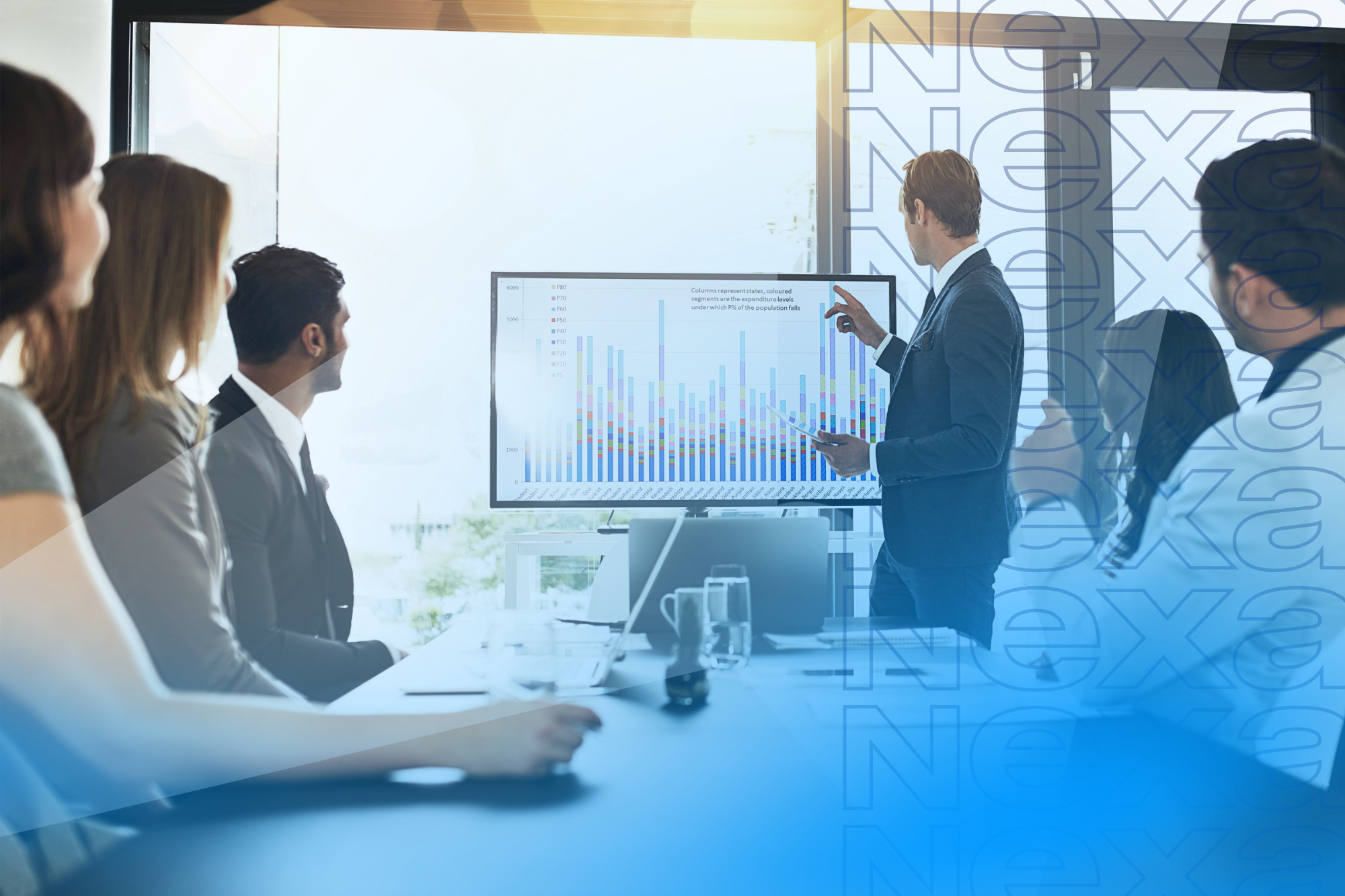 Equipo financiero trabajando con análisis de riesgo y operatoria integrada