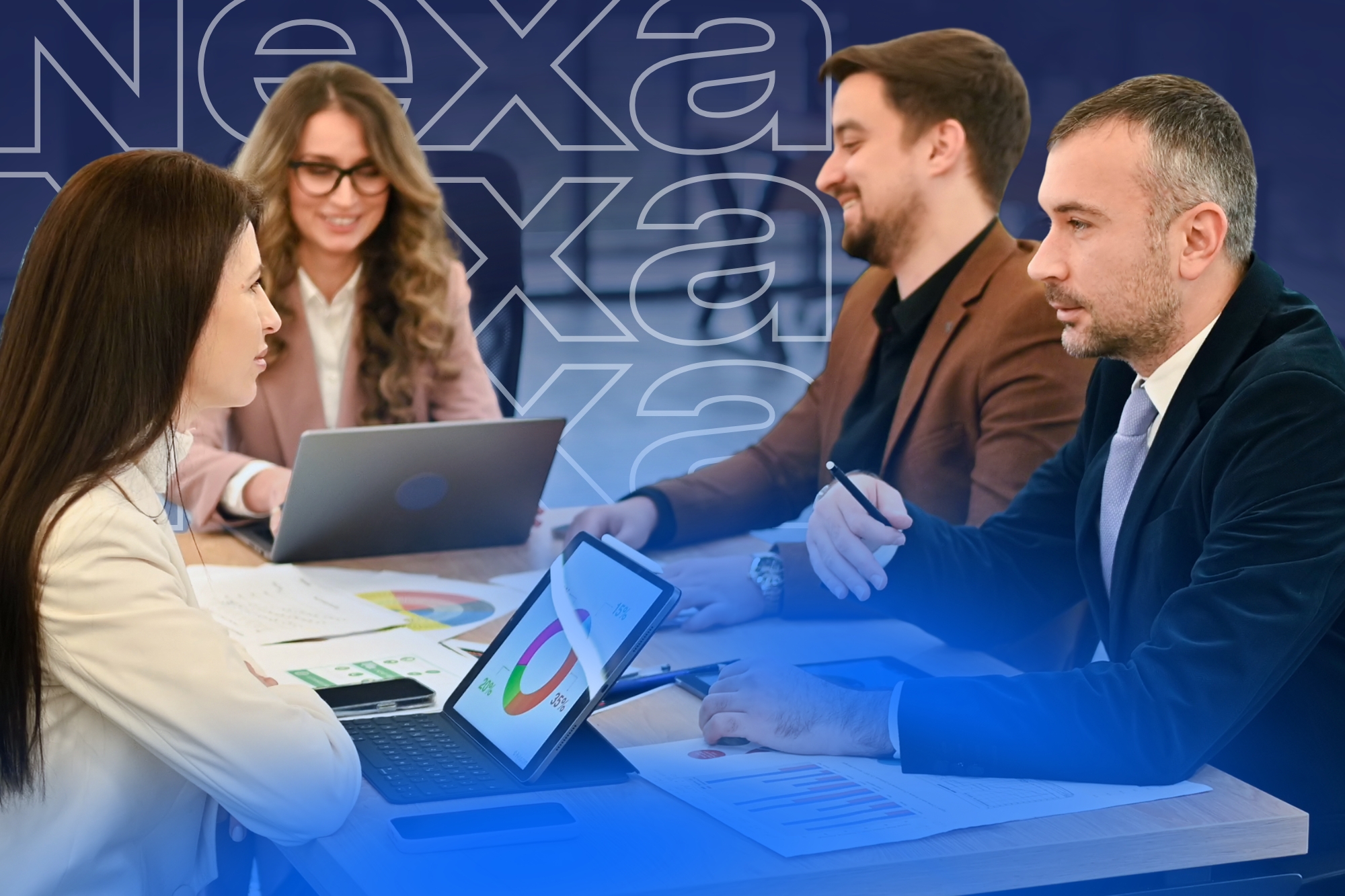 Equipo colaborando en un entorno de trabajo cercano