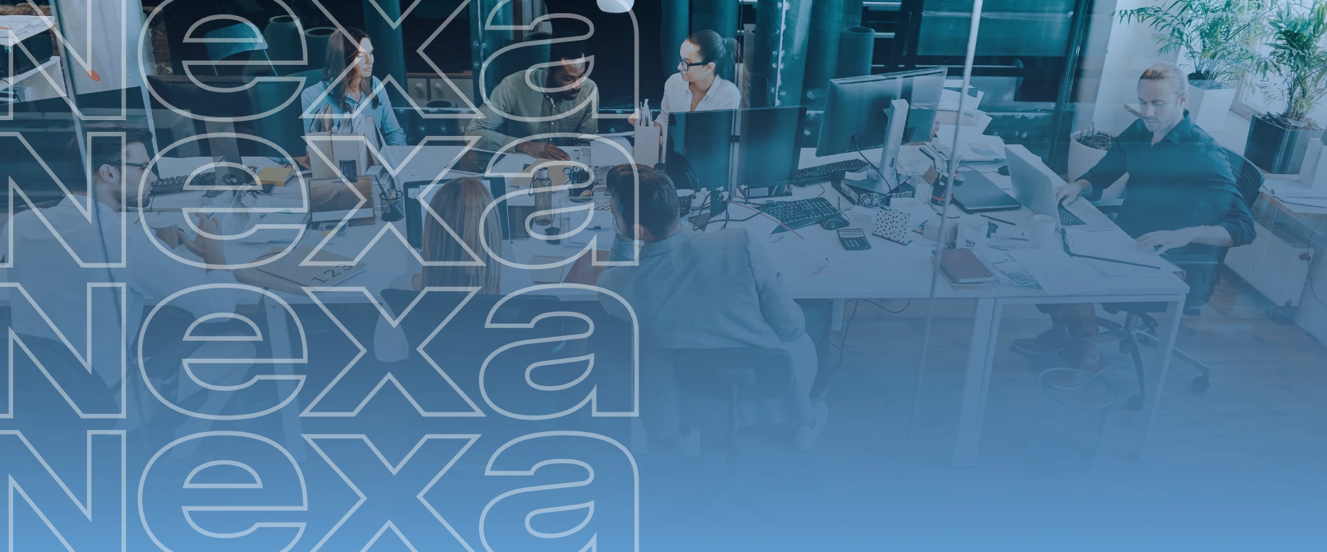 Equipo financiero trabajando con análisis de riesgo y operatoria integrada