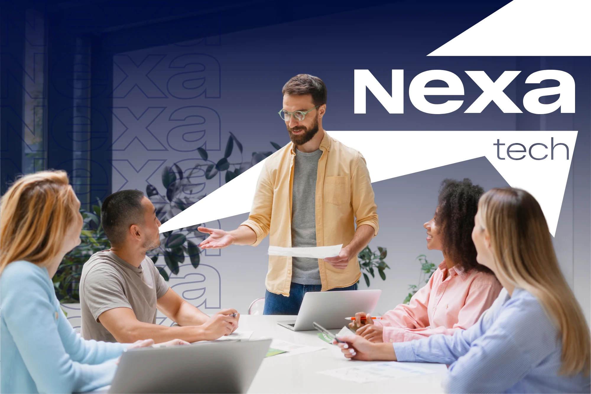 Equipo analizando indicadores y operación integrada