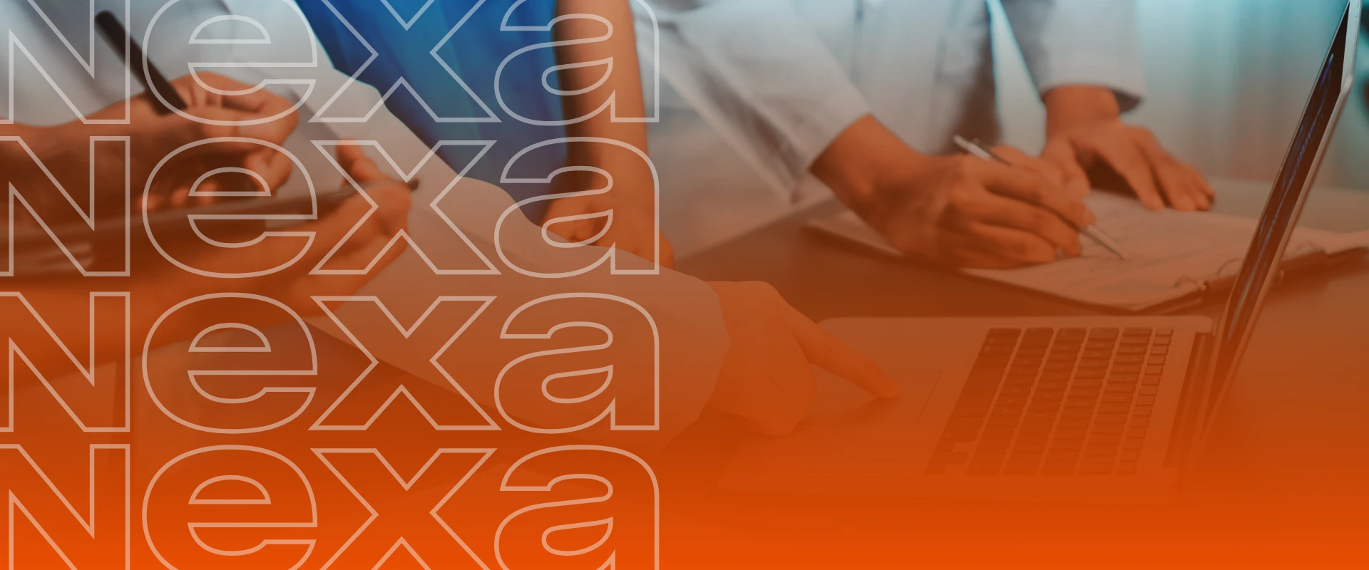 Equipo de salud trabajando con un sistema integrado